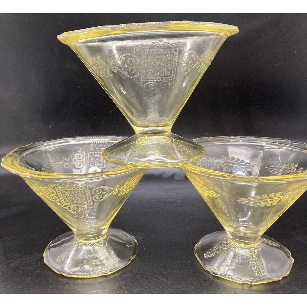 Vtg GLOWS 1932 GLOWS ROXANA YELLOW FOOTED SHERBET HAZEL ATLAS Glows